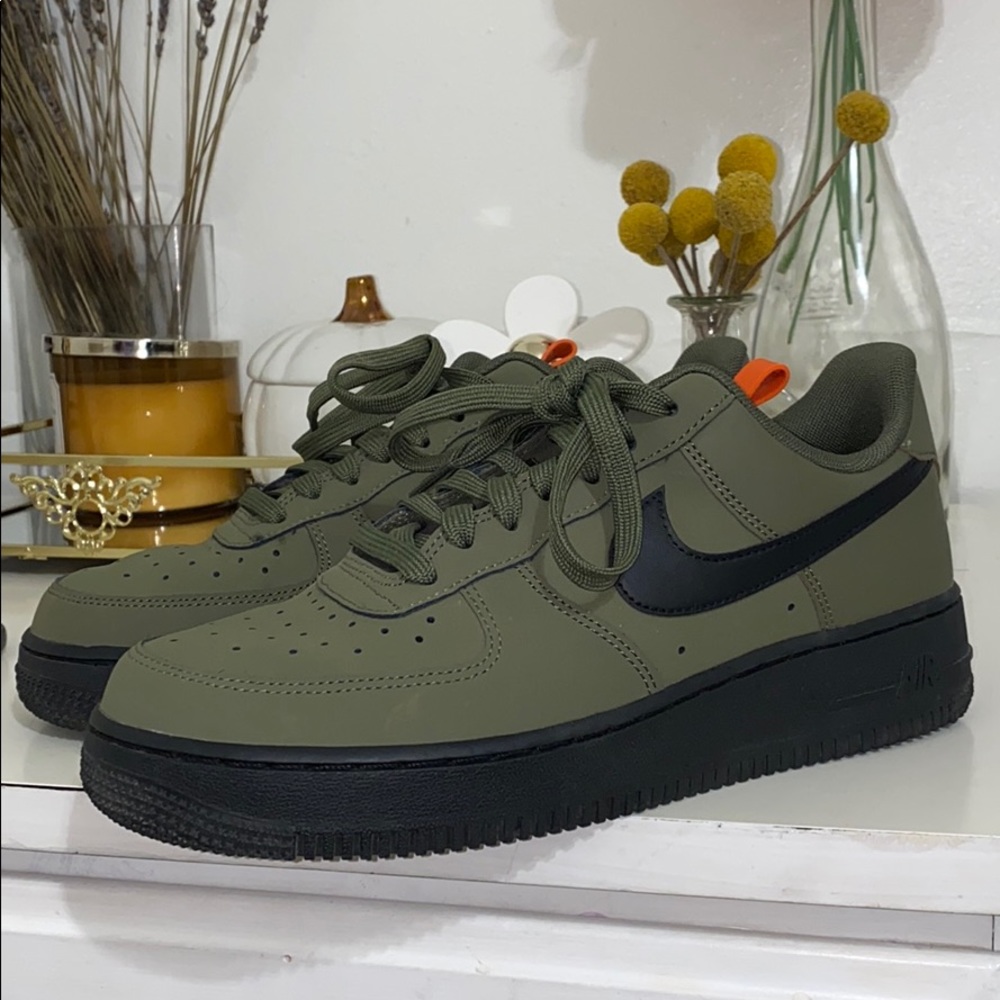Nike, olive green